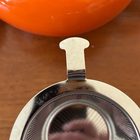Le Creuset stoneware orange-red flame teapot with stainless steel strainer - Picture 12 of 16